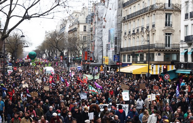 Francja/ Związkowcy: 800 tys. demonstrantów w Paryżu przeciwko reformie emerytalnej; zamieszki w wielu miastach