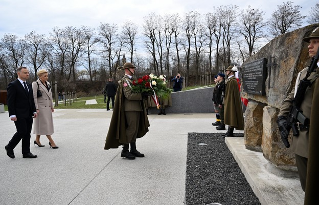 Prezydent RP Andrzej Duda oraz pierwsza dama Agata Kornhauser-Duda (2L) złożyli kwiaty w Sadzie Pamięci przed pomnikiem upamiętniającym męczeńską śmierć Rodziny Ulmów.
