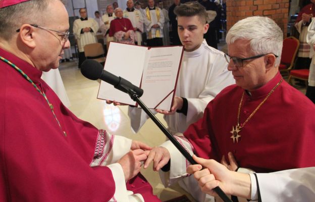 Głogowscy kanonicy jeszcze przed Mszą św. otrzymali z rąk biskupa diecezjalnego symboliczne pierścienie
