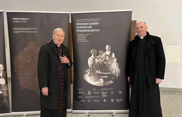 Wystawę otwarli bp Jan Zając i ks.  Zbigniew Bielas, rektor Sanktuarium Bożego Miłosierdzia