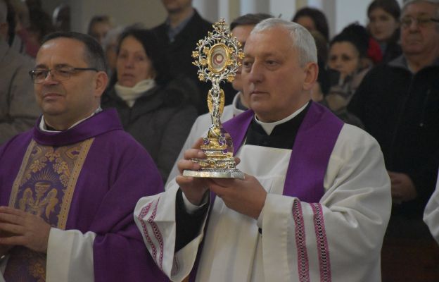 Ks. Stanisław Małysa uroczyście wnosi relikwie bł. Carlo Acutisa