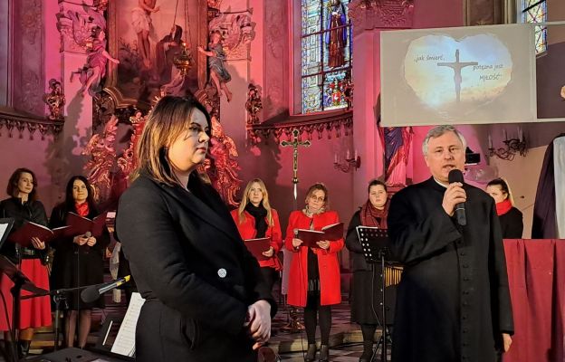 Katarzyna Lech i ks. kan. Sławomir Białobrzeski podczas otwarcia koncertu 
