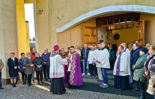 Biskupa powitano w progu świątyni