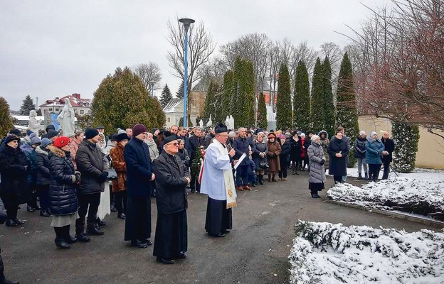 Tłum wiernych w Janowie Lubelskim przed pomnikiem św. Jana Pawła II