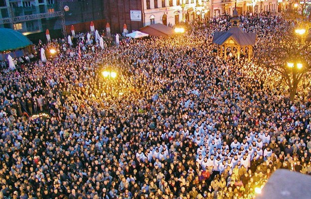 Po śmierci Jana Pawła II rzeszowski rynek stał się miejscem modlitwy