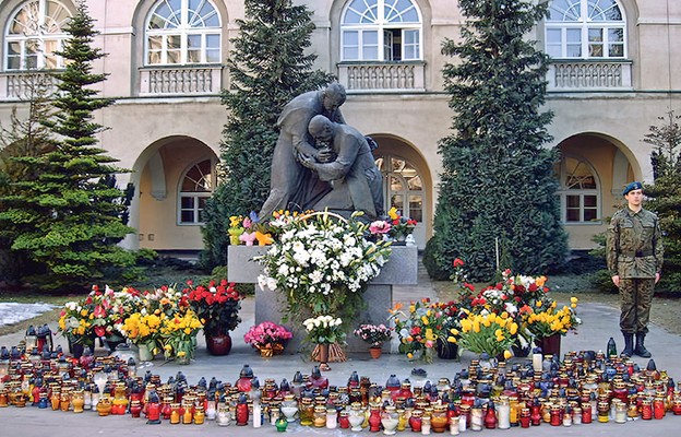 Pomnik Jana Pawła II stanął na dziedzińcu KUL w maju 1983 r.