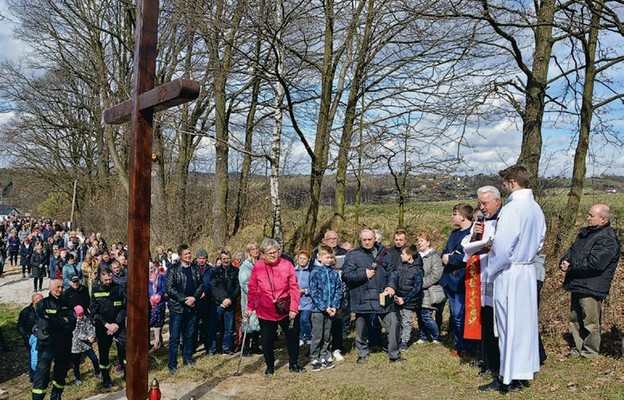 Przy postawionym i poświęconym przydrożnym krzyżu wierni zakończyli nabożeństwo Drogi Krzyżowej