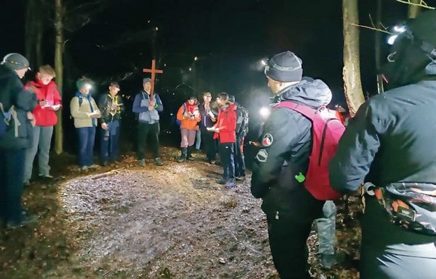 W trasie uczestnicy rozważali stacje Drogi Krzyżowej