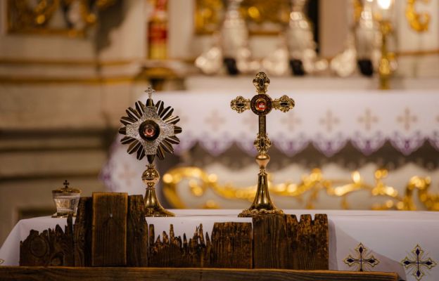 Do Sanktuarium Matki Bożej Szkaplerznej w Rzeszowie wprowadzono także relikwie św. Andrzeja Boboli.