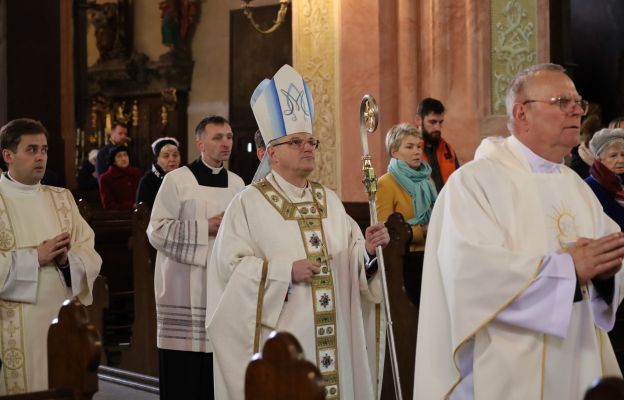 Biskup świdnicki w czasie procesji wejścia