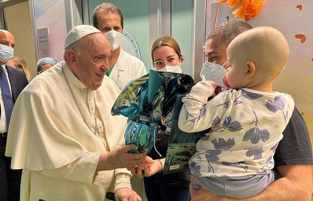 Papież Franciszek na oddziale onkologii dziecięcej szpitala A. Gemellego