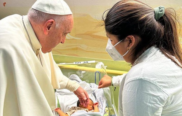 Papież Franciszek na oddziale onkologii dziecięcej szpitala A. Gemellego