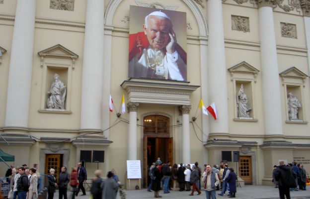 Obraz Jana Pawła II na kościele akademickim św. Anny przy Krakowskim Przedmieściu w 1. rocznicę śmierci Papieża Polaka - 2 kwietnia 2006 r.