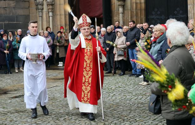 Bp Marek Mendyk przed świdnicką katedrą w czasie święcenia palm