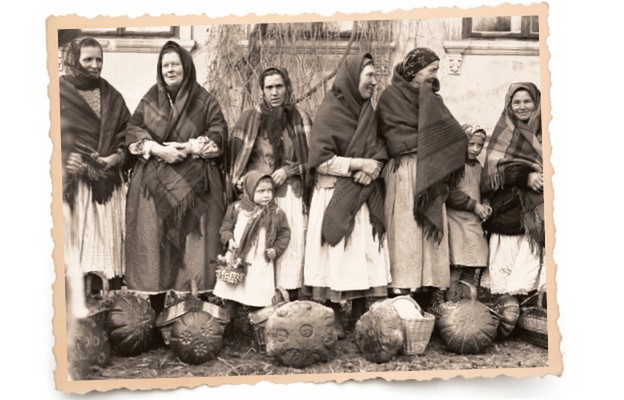 Grupa kobiet z dziećmi z koszami ze święconką przed dworem, Tomaszowice 1937 r.