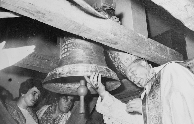 Kardynał Stefan Wyszyński konsekrujący dzwony. zdjęcie wykonano ok. 1969 r.