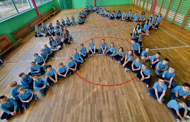 Uczniowie tworzą symbol lasaliańskiej szkoły