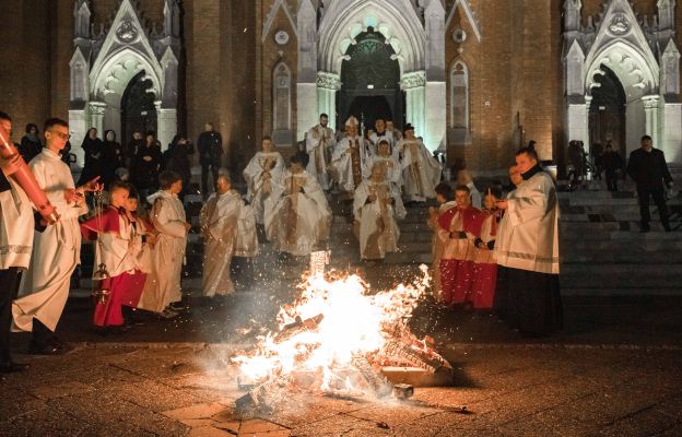 Wigilia Paschalna, liturgia światła, 16.04.2022