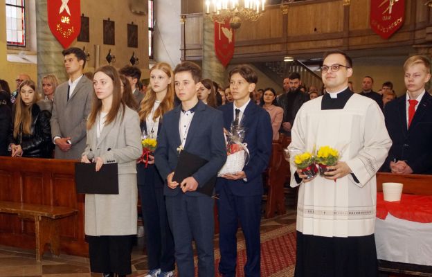 Młodzież podziękowała biskupowi za udzielony sakrament
