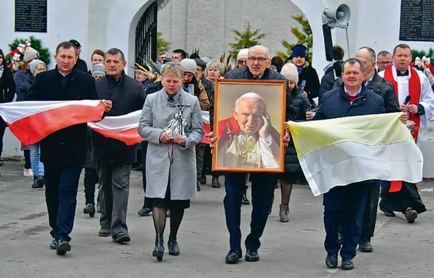 W gorajskim marszu niesiono relikwie św. Jana Pawła II