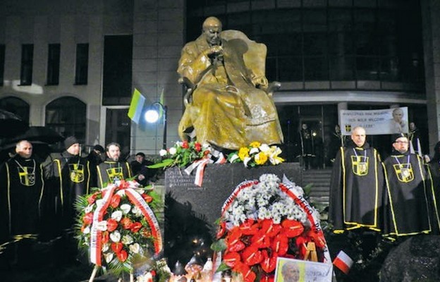 Rycerze św. Jana Pawła II przy papieskim pomniku w Bielsku-Białej