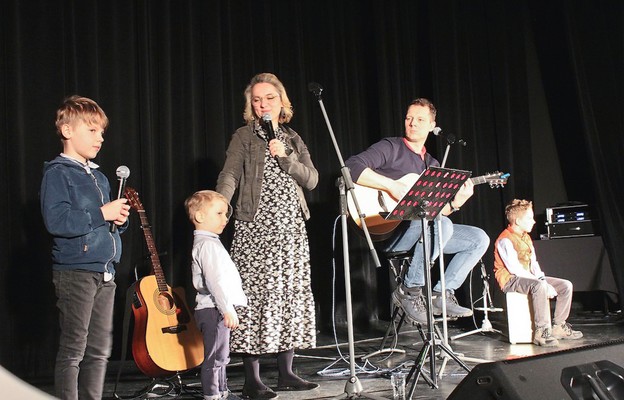 W jednym z utworów, na scenie, wraz ze swoimi rodzicami wystąpiły dzieci