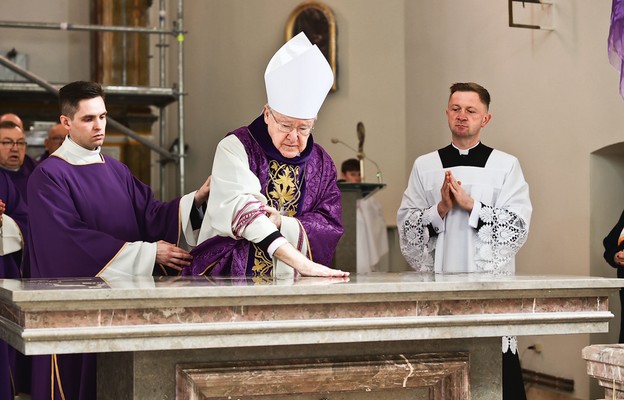 Ołtarz w centrum Eucharystii