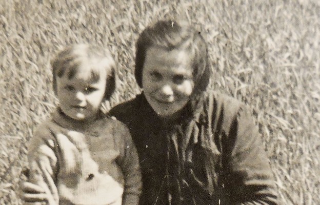 S. Wanda Boniszewska z dziewczynką w Pryciunach koło Wilna