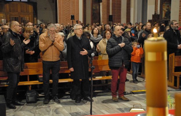W Kościele NMP na Piasku z bpem Andrzejem Siemieniewskim modlili się członkowie różnych wspólnot odnowy.