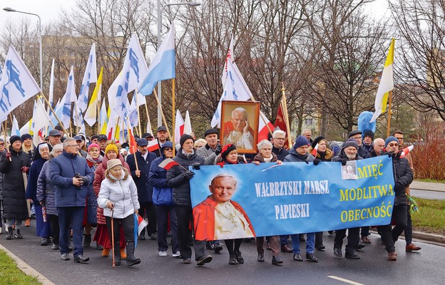 Uczestnicy I Wałbrzyskiego Marszu Papieskiego