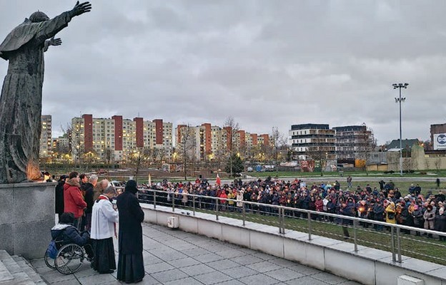 Uczestnicy modlitewnego spotkania na Placu Papieskim w Sosnowcu