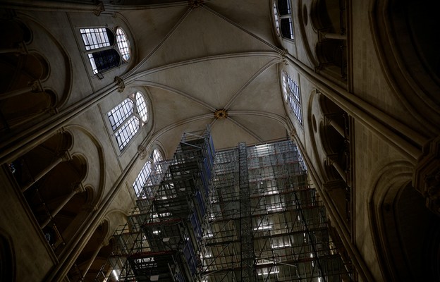 Rusztowanie wewnątrz nawy głównej katedry Notre-Dame.