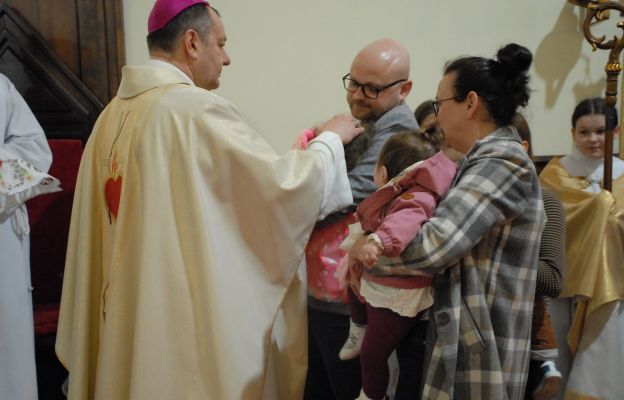 Bp Piotr udzielił dzieciom obecnym na Eucharystii specjalnego błogosławieństwa.