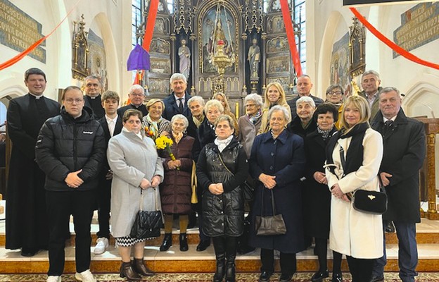 Jubilatka (z kwiatami) w kościele parafialnym z rodziną i kapłanami posługującymi w Jadownikach