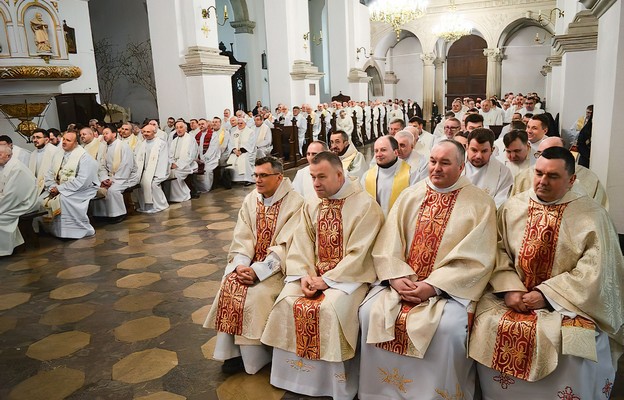 Kapłani zgromadzeni w zamojskiej katedrze