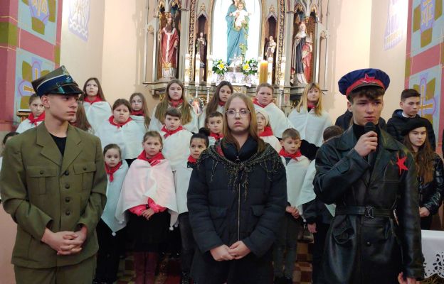 Program artystyczny przygotowany przez młodzież i dzieci Szkoły Podstawowej w Olesznej