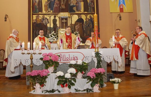 Główna Msza święta w kościele parafialnym