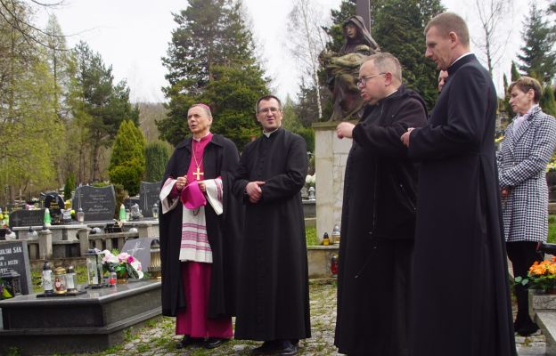 Kapłani wraz biskupem i wiernymi w modlitwie za zmarłych
