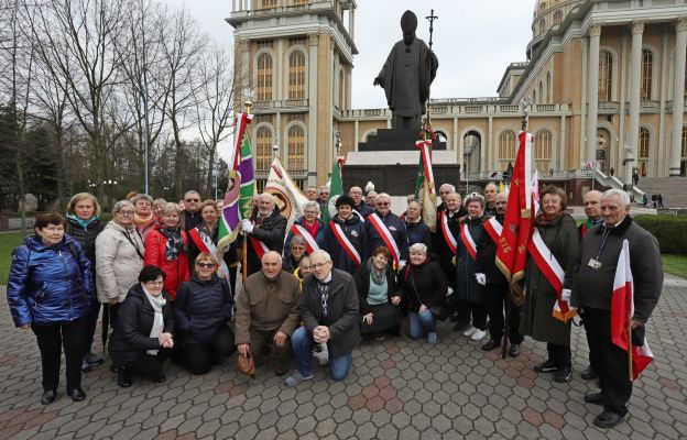 Pielgrzymi przed pomnikiem św. Jana Pawła II, przed którym po Mszy świętej  delegacje z całego kraju  składały wiązanki kwiatów 