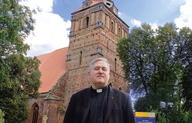 Kościół został ufundowany w 1298 r. Wtedy rozpoczęła się jego budowa – mówi proboszcz ks. Piotr Grabowski