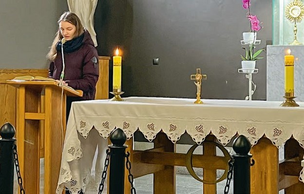 Blisko 100 osób zgłosiło się do czytania encyklik Jana Pawła II w kościele św. Jadwigi. Na zdjęciu jedna z uczestniczek