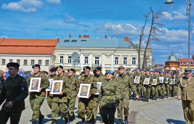 Uczestnicy marszu nieśli portrety pomordowanych w Katyniu i nnych miejscach kaźni