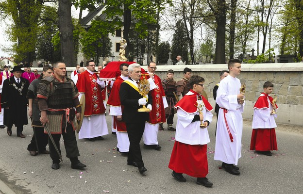 Uroczysta procesja z relikwiami św. Stanisława przechodzi też obok Domu Świętego