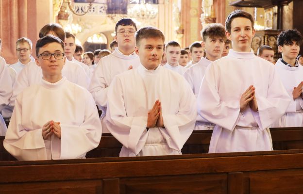 Świdnica. Młodzi lektorzy i ceremoniarze po uroczystym błogosławieństwie