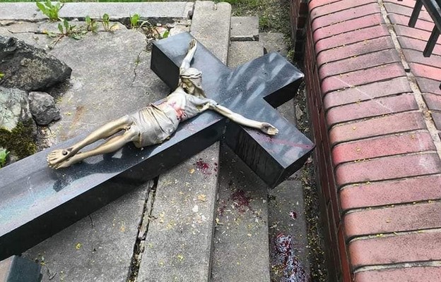 Profanacja krzyża przed kościołem św. Jadwigi w Chorzowie