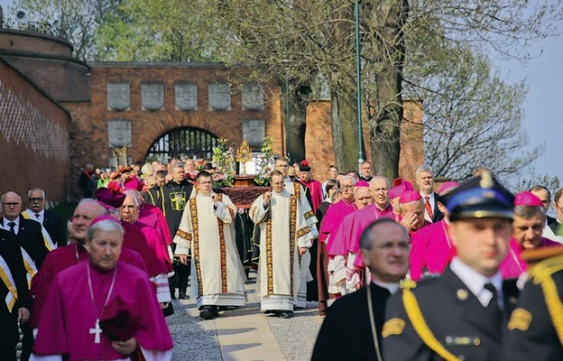 Uczestnicy procesji wyruszają ze wzgórza wawelskiego