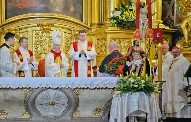 Księgę Jubileuszową wraz z życzeniami dla bp. Florczyka przekazał ks. prał. Franciszek Siarek