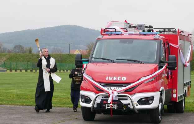 Poświęcenia samochodu dokonał proboszcz parafii św. Marii Magdaleny w Ścinawce Średniej ks. Gabriel Horowski 