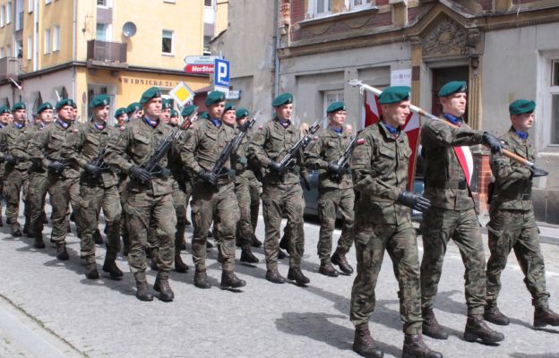 żołnierze kompanii honorowej 10. Wrocławskiego Pułku Dowodzenia