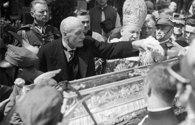 Prezydent RP Ignacy Mościcki podczas Mszy św. na pl. Zamkowym składa na trumnie z relikwiami św. Andrzeja Boboli jako wotum swój Krzyż Niepodległości z Mieczami, 19 czerwca 1938 r.